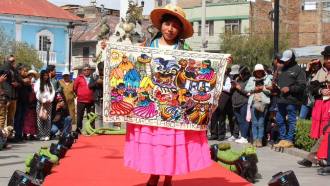 En el marco del Día de la Madre la Municipalidad Provincial de Puno y el Proyecto Regional Artesanía del Gobierno Regional de Puno inauguraron hoy en el parque Manuel Pino la expo feria “Puno es Artesanía”, que convocó a más de 120 artesanas y artesanos de las 13 provincias del departamento altiplánico.