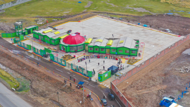Un paso a la modernidad y al desarrollo económico es el que acaba de dar el servicio de transporte en el distrito de Acora, tras la inauguración de su anhelado terminal terrestre. Con una ceremonia y en medio de la expectativa de los pobladores locales; la Municipalidad Provincial de Puno entregó esta obra de gran envergadura, que fue ejecutada mediante convenio interinstitucional con la Municipalidad Distrital de Acora.