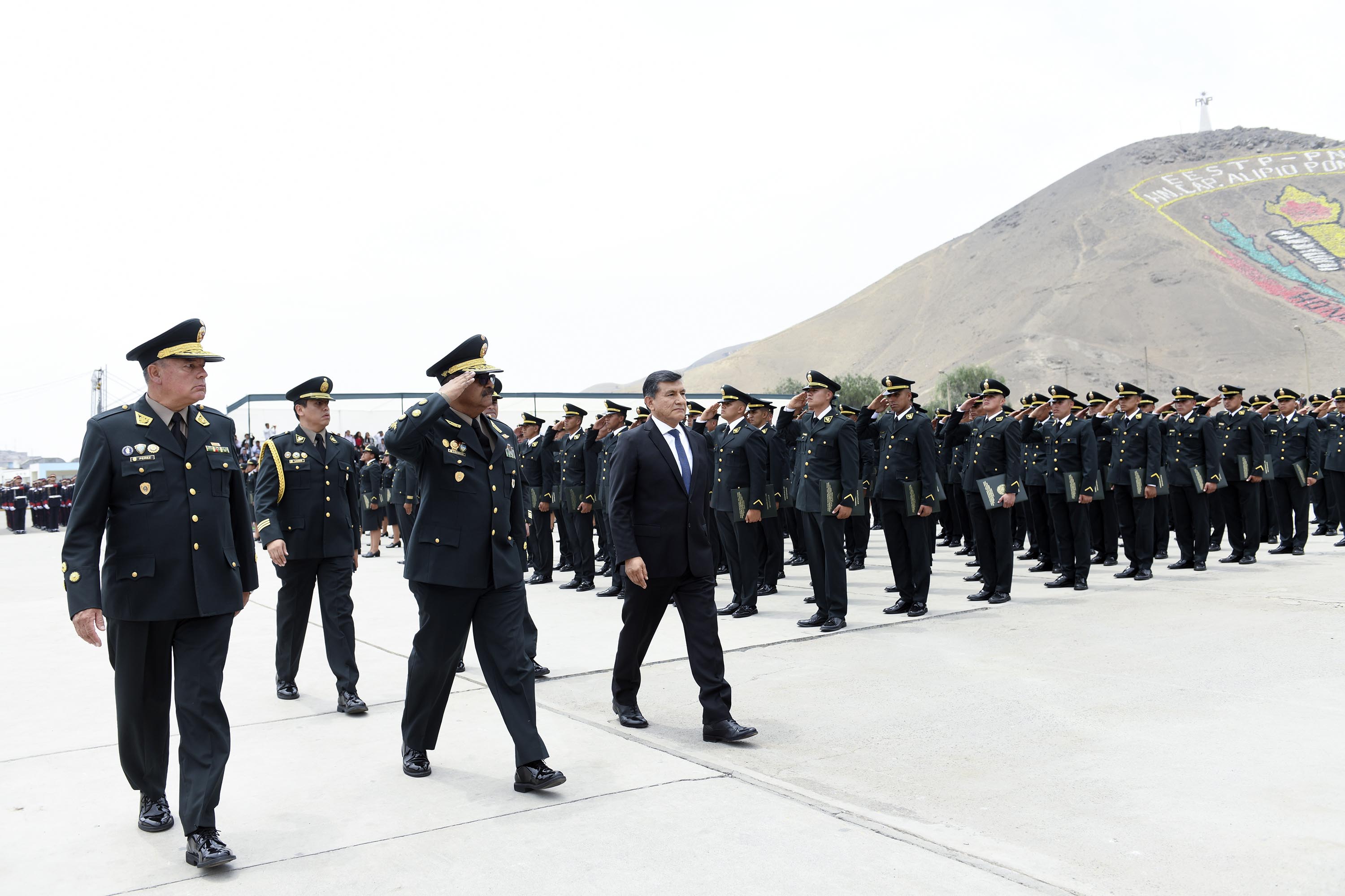 Se gradúan 6 mil 600 nuevos policías para reforzar seguridad en las calles.