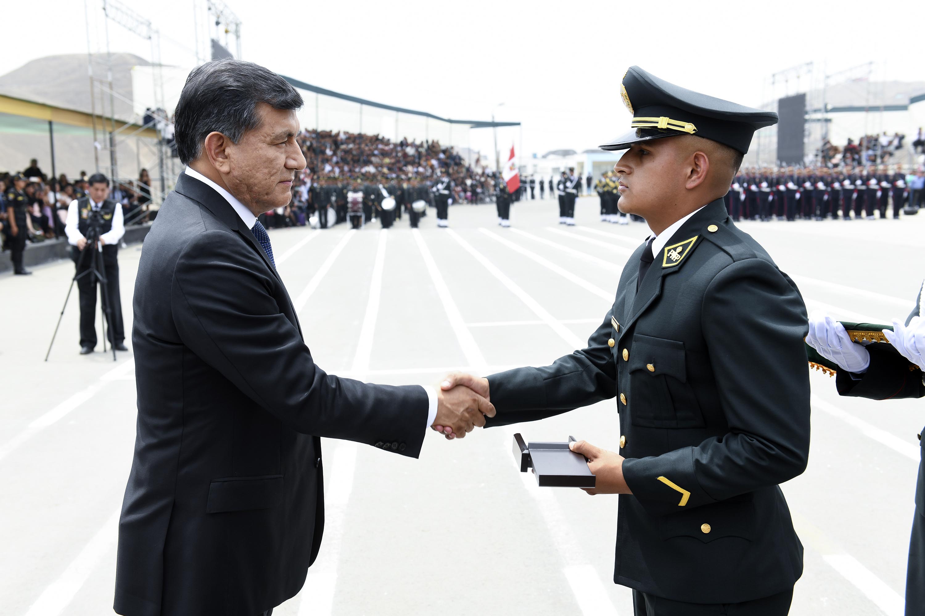 Se gradúan 6 mil 600 nuevos policías para reforzar seguridad en las calles.