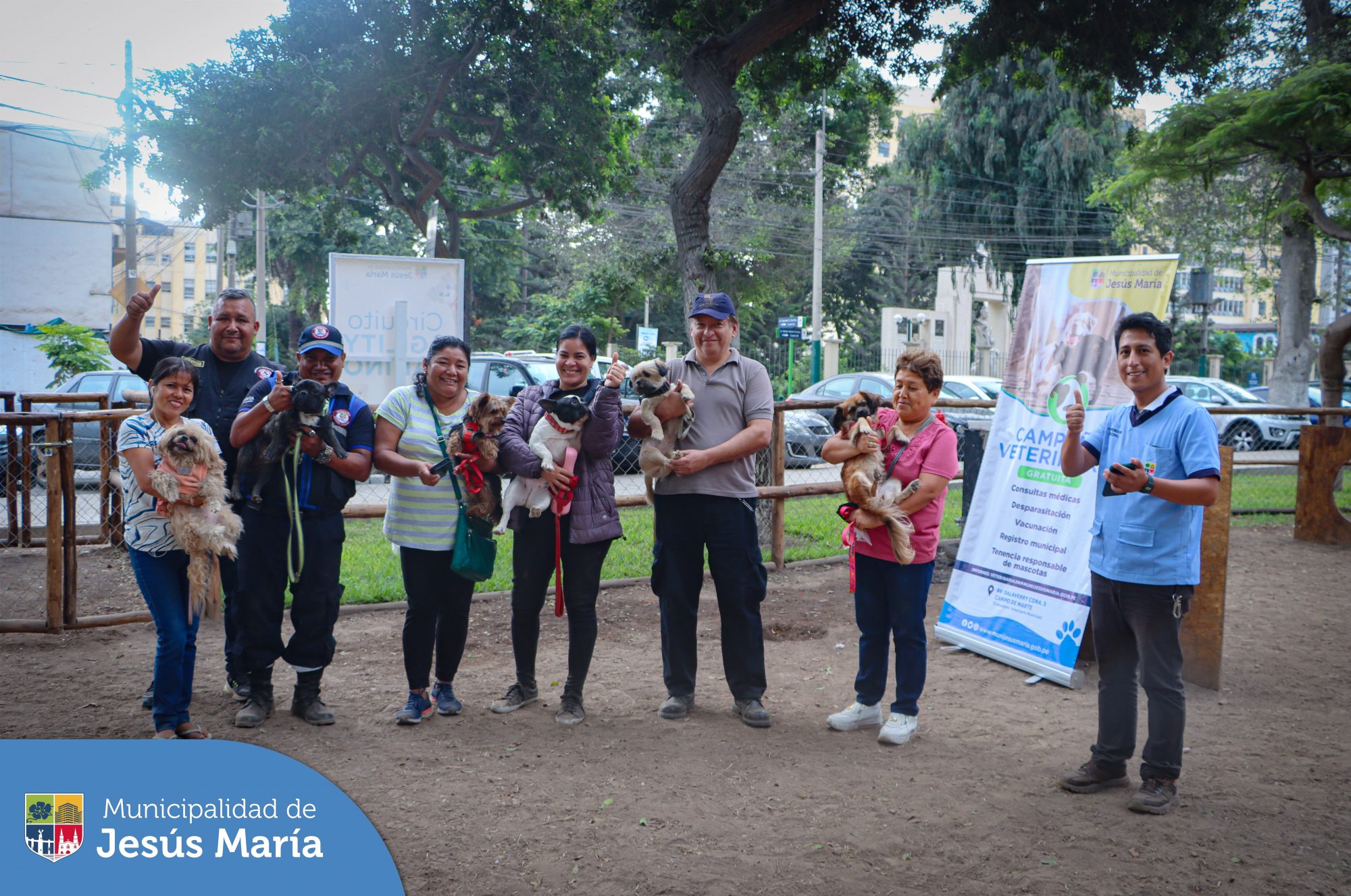 Se realizó una demostración de adiestramiento canino en la nueva zona agility del 📍 Parque Habich. Además instruimos a nuestros vecinos sobre la correcta alimentación, cuidado e higiene que deben seguir los perritos y gatitos en el hogar 🏠 y sobre la importancia recoger sus excretas 💩 cuando los saquen a pasear.
