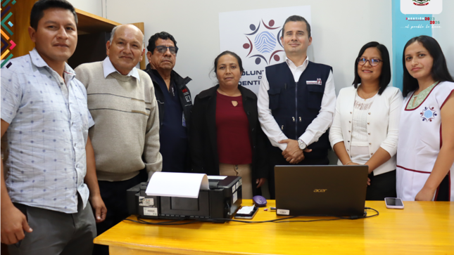 A exactamente dos meses de que el Ing. Eine Martínez, alcalde distrital, firmara un pre acuerdo para la implementación de una Agencia municipal RENIEC en Tabaconas, este viernes -con la presencia del Ec. Christian Segura Vargas, jefe de Oficina Regional Amazonas de Reniec- se inauguró con éxito esta agencia Reniec en las instalaciones de nuestra municipalidad distrital.
La inauguración de esta oficina se da bajo el marco del programa de “voluntariado de la identificación”, una nueva alternativa de atención que busca acercar los servicios en línea del Reniec, a los ciudadanos que viven en las zonas más alejadas del país, donde, ante la falta de internet, conexión o equipos informáticos necesarios, los ciudadanos no pueden acceder a las plataformas digitales para realizar sus trámites virtuales de DNI y Registros Civiles.