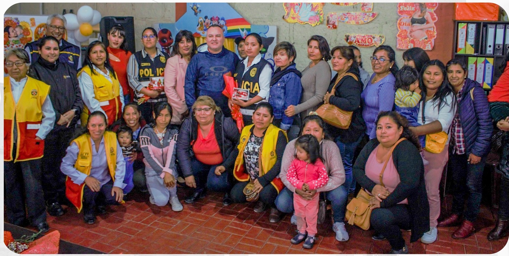 Madres fueron reconocidas por la comuna distrital.