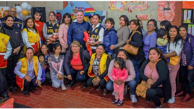 Madres fueron reconocidas por la comuna distrital.