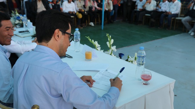 Foto de la Firma de suscripción de convenio entre el Gobierno Regional de Arequipa y la empresa privada TISUR.