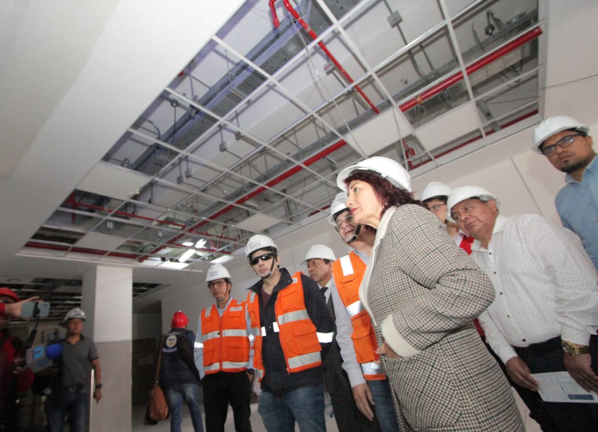 Foto de gobernadora regional en obra de Hospital San Juan de Matucana