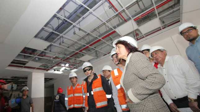 Foto de gobernadora regional en obra de Hospital San Juan de Matucana