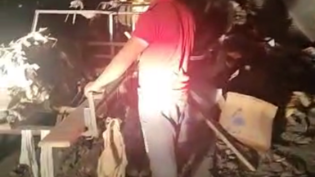 Un ciudadano inescrupuloso arrojaba basura y residuos sólidos en la vía pública, por lo que se le conminándolo a corregir su mal actuar.