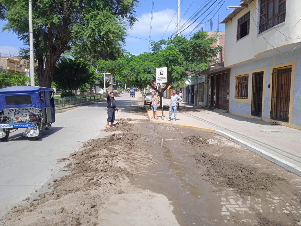 VECINOS DEMUESTRAN AMOR A SU TIERRA