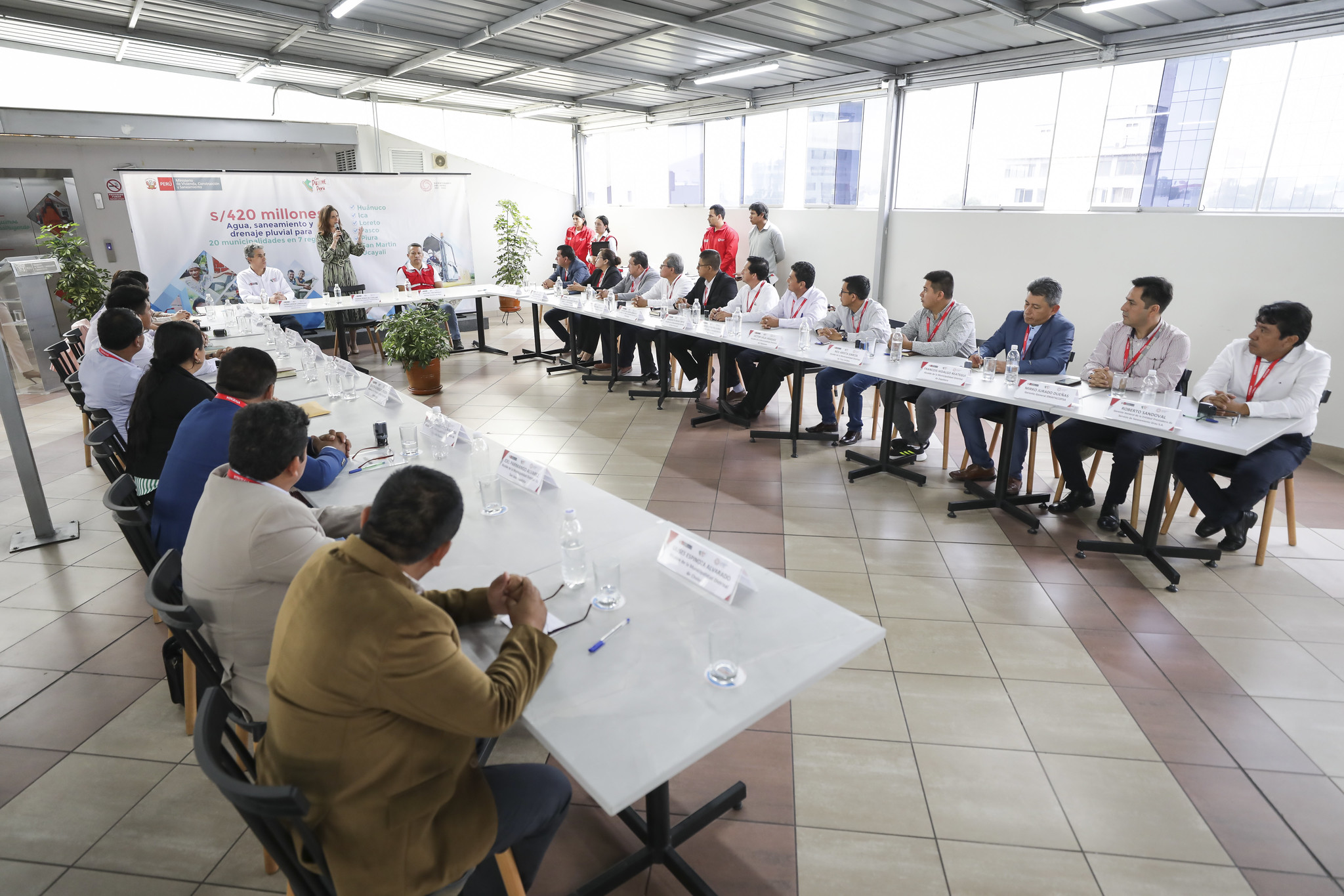 Veinte alcaldes provinciales y distritales de Huánuco, Ica, Loreto, Pasco, Piura, San Martín y Ucayali llegaron a Lima para suscribir los convenios de transferencia. 