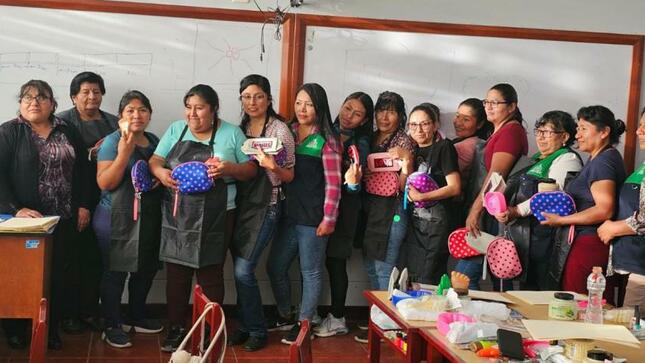 Esta tarde, en el CETPRO Santa Fortunata, la comuna provincial a través del proyecto: “MEJORAMIENTO DE LOS SERVICIOS DE ATENCIÓN DE LA OMAPED”, realizó la entrega de kits para las personas con discapacidad inscritas en el Taller de Cosmetología.