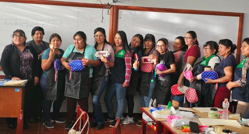 Esta tarde, en el CETPRO Santa Fortunata, la comuna provincial a través del proyecto: “MEJORAMIENTO DE LOS SERVICIOS DE ATENCIÓN DE LA OMAPED”, realizó la entrega de kits para las personas con discapacidad inscritas en el Taller de Cosmetología.