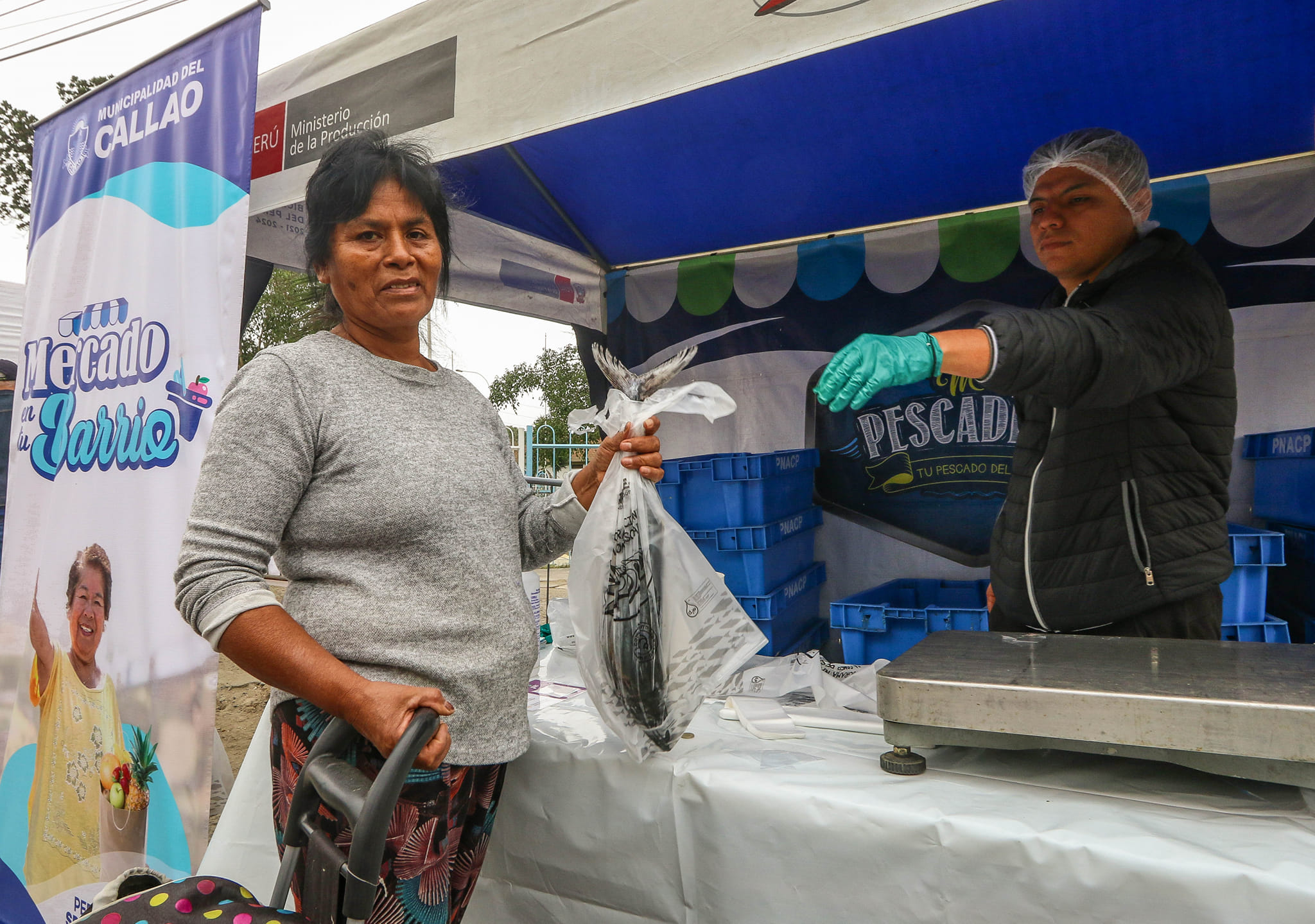 Una gran variedad de alimentos de calidad fueron llevados la Urb. Santa Rosa.