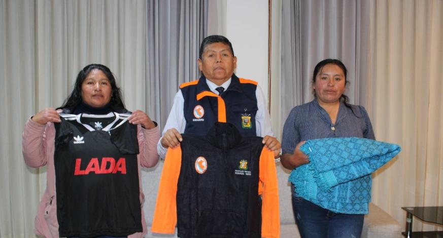 Con la finalidad de salvaguardar la salud de los estudiantes de instituciones educativas, ubicadas a más de 3500 m.s.n.m., la comuna provincial, a través de la Oficina de Defensa Civil, que preside el alcalde John Larry Coayla, entregó ropa de abrigo para la I.E. 43166 ubicada en Chilota y la I.E.43035 de Huachunta.