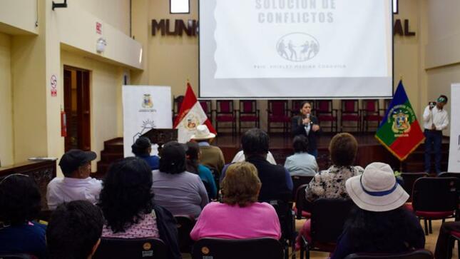Esta mañana se desarrolló el “Taller de negociación y solución de conflictos”, buscando que las personas con discapacidad aprendan a manejar y controlar las situaciones conflictivas, así mismo busquen soluciones pacíficas para los problemas que puedan enfrentar con otras personas, mediante una cultura de paz.