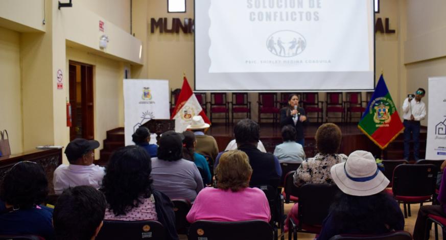 Esta mañana se desarrolló el “Taller de negociación y solución de conflictos”, buscando que las personas con discapacidad aprendan a manejar y controlar las situaciones conflictivas, así mismo busquen soluciones pacíficas para los problemas que puedan enfrentar con otras personas, mediante una cultura de paz.