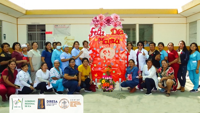 En una ceremonia especial se realizó el agasajo a las madres que laboran en la Unidad Ejecutora 407 - Hospital de Apoyo Palpa, la Directora, M.C. Ofelia Aguirre Romero, en compañía de la comisión organizadora realizó un homenaje en el marco de las celebridades a mamá que se conmemora el segundo Domingo de mayo de cada año. 
“Como muchas de ustedes somos madres profesionales y venimos a trabajar por darle lo mejor a la familia, cuidamos de nuestros hijos y pacientes, y a veces por el trabajo nos perdemos momentos importantes de nuestros pequeños, sus primeros pasos, sus primeras palabras porque hemos decidido una carrera de la salud y tenemos que salir con una sonrisa de madre a trabajar día a día, la vida no es fácil pero no difícil, todos ustedes son mis hijos de los 14 PP.SS y son un gran equipo y recurso humano para mi, felicito y reconozco las ganas y esfuerzo de cada una de ustedes, que pasen un lindo y merecido Dia de la Madre y gracias por abrirme la puerta de su Unidad Ejecutora, Dios derrame muchas bendiciones y que me las engrían.” expresó nuestro Directora.