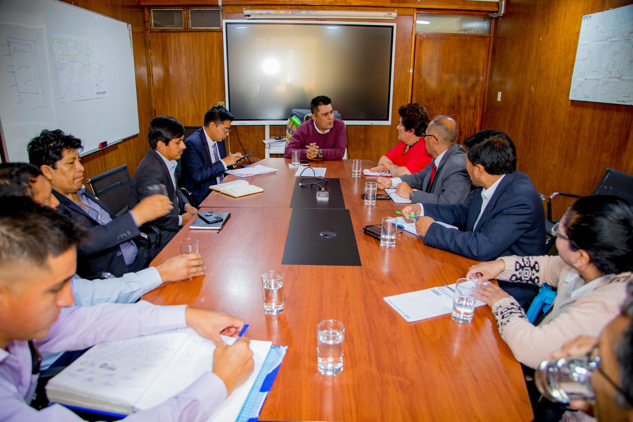 Nueva infraestructura y licenciamiento institucional para institutos de educación superior de Abancay y Andahuaylas garantizó gobernador Percy Godoy al coordinar acciones con directores