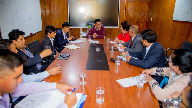 Nueva infraestructura y licenciamiento institucional para institutos de educación superior de Abancay y Andahuaylas garantizó gobernador Percy Godoy al coordinar acciones con directores