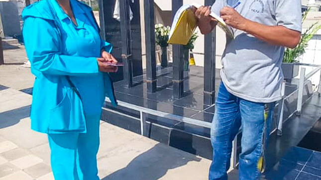 El día de hoy en el cementerio de Palpa la Lic. Carmen Tueros Ormaeche y Tec. Enf. Miguel Angel Piromally realizan las sesiones educativas a todo el público que concurre en el marco de la celebración del Día de la Madre. Además de coordinar con los encargados del cementerio, verificando los depósitos de agua de los jarrones de los arreglos florales de los nichos en donde se viene interviniendo y vaciando los que se encuentren con agua.