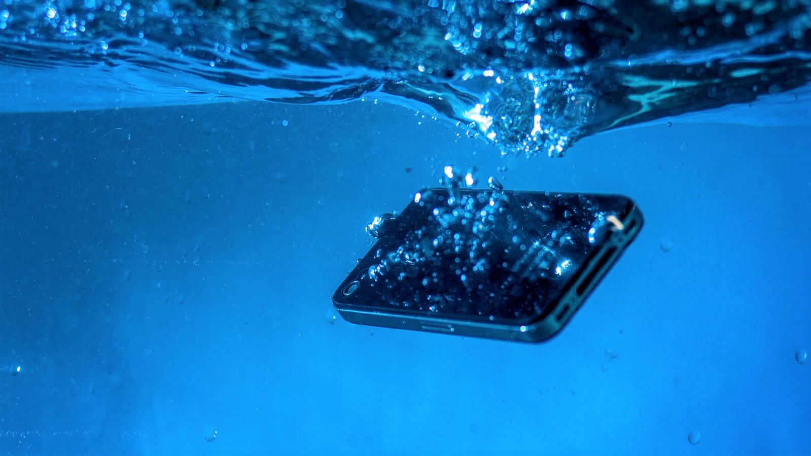 El Indecopi sancionó en primera instancia a Ishop por difundir publicidad engañosa sobre celulares resistentes al agua