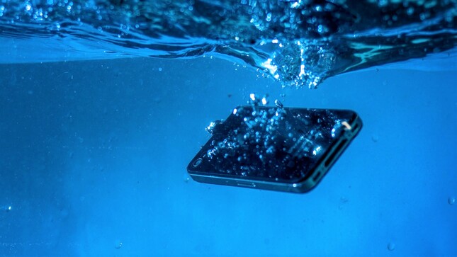 El Indecopi sancionó en primera instancia a Ishop por difundir publicidad engañosa sobre celulares resistentes al agua