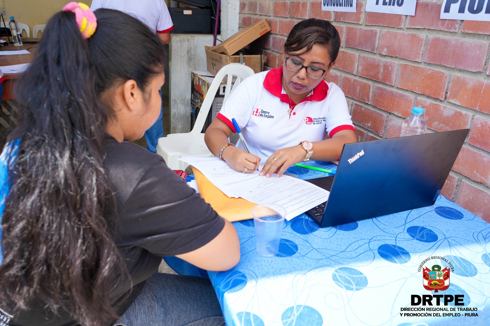 ofrecieron 879 puestos de trabajo