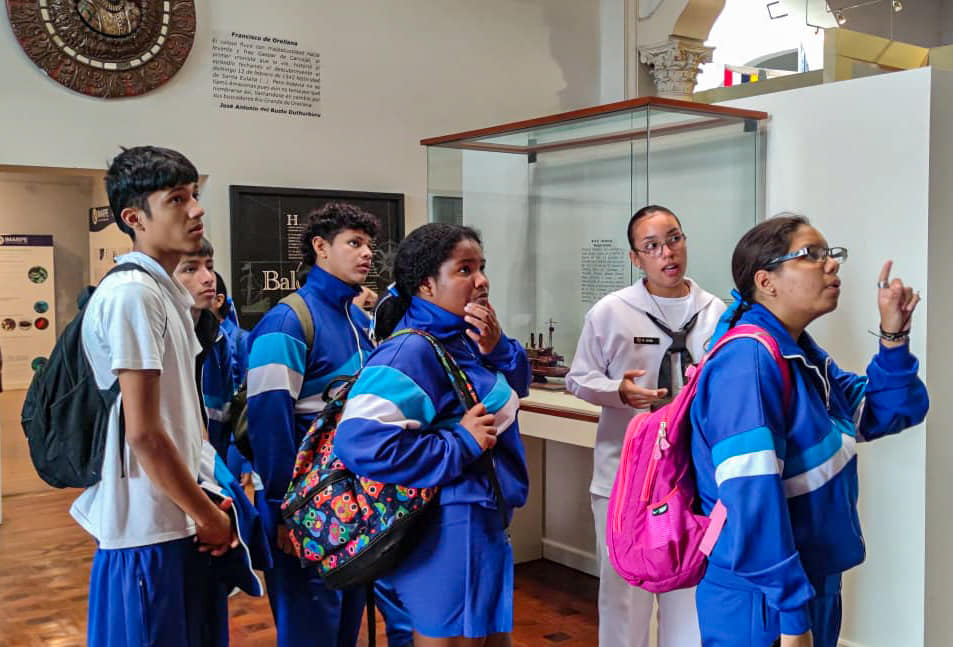 Incentivamos a nuestros estudiantes del Callao a conocer sus raíces mediante una visita al Museo Naval.