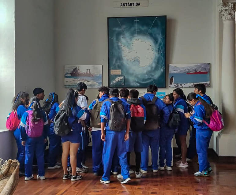 Incentivamos a nuestros estudiantes del Callao a conocer sus raíces mediante una visita al Museo Naval.