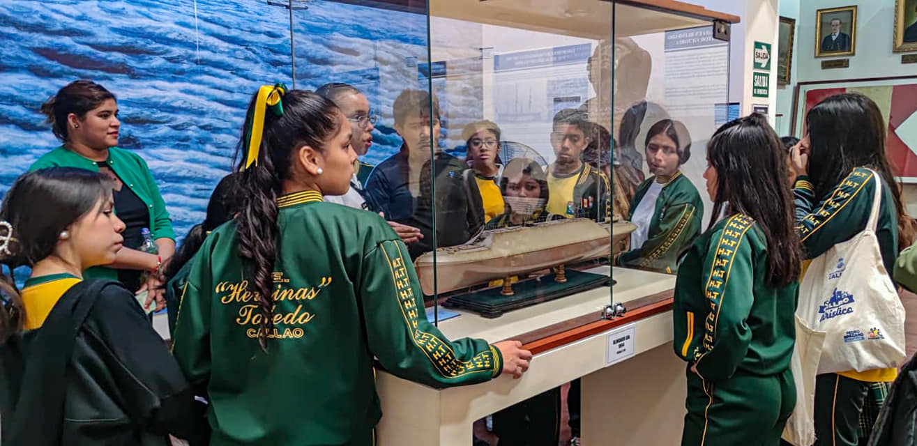 Incentivamos a nuestros estudiantes del Callao a conocer sus raíces mediante una visita al Museo Naval.