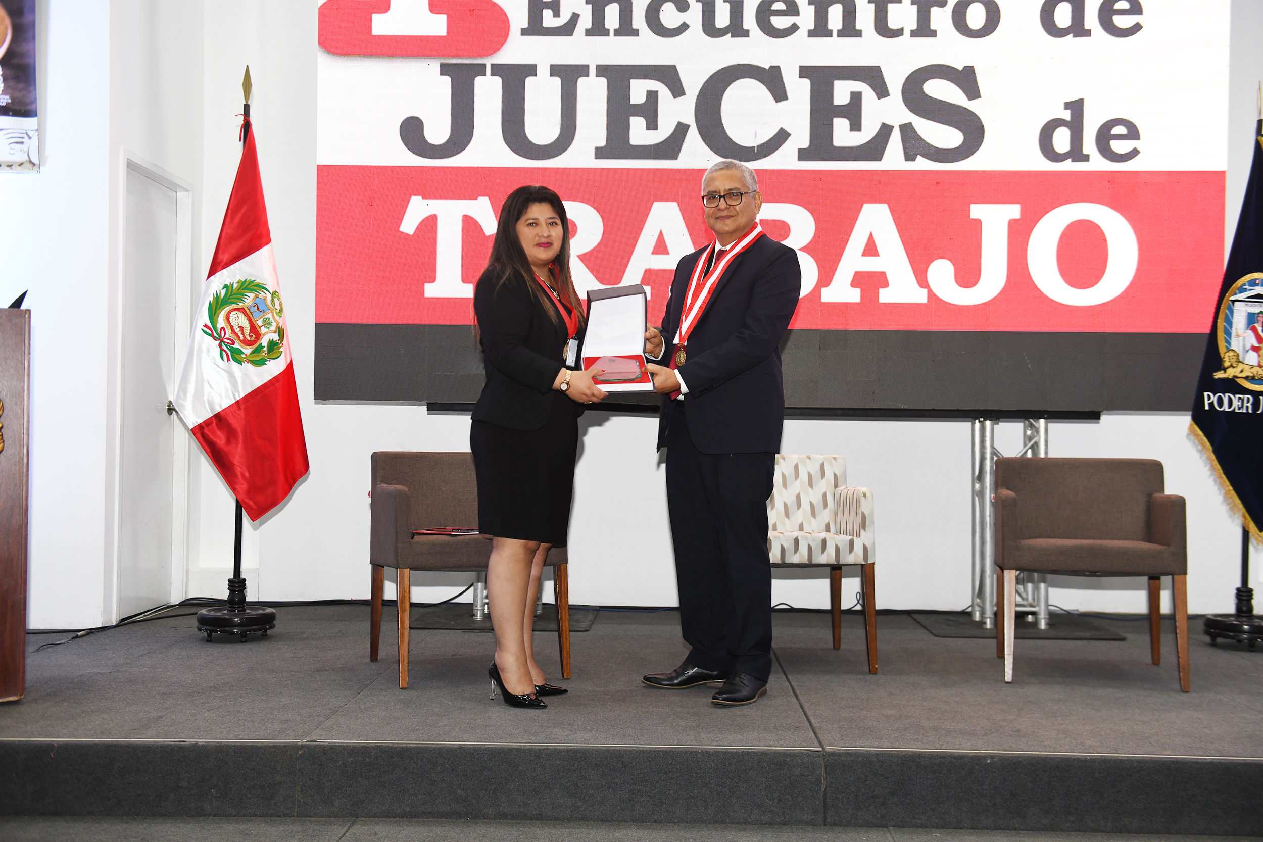 Presidenta de la Corte Superior de Justicia de Cusco, Dra. Karinna Justina Holgado Noa, hizo entrega del reconocimiento al Juez Supremo Titular de la Corte Suprema de Justicia de la República, Dr. Víctor Antonio Castillo León