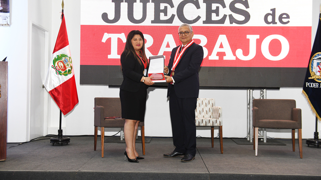 Presidenta de la Corte Superior de Justicia de Cusco, Dra. Karinna Justina Holgado Noa, hizo entrega del reconocimiento al Juez Supremo Titular de la Corte Suprema de Justicia de la República, Dr. Víctor Antonio Castillo León