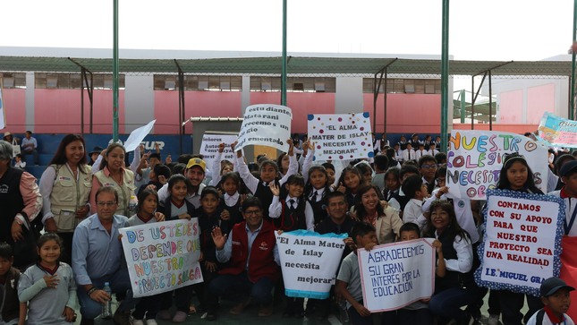 Foto de la Visita del Gobernador Regional de Arequipa a la I.E. Miguel Grau 