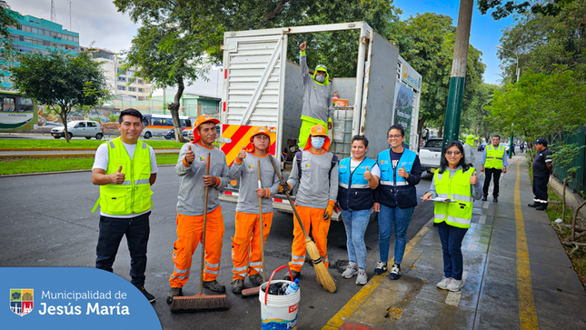 El equipo de 🧹 limpieza pública realizó el baldeo y desinfección de la cuadra 1 de la Av. Salaverry, ya que algunas áreas son usadas como urinarios por los transeúntes.
💪 Estos operativos continuarán en diferentes puntos críticos del distrito.