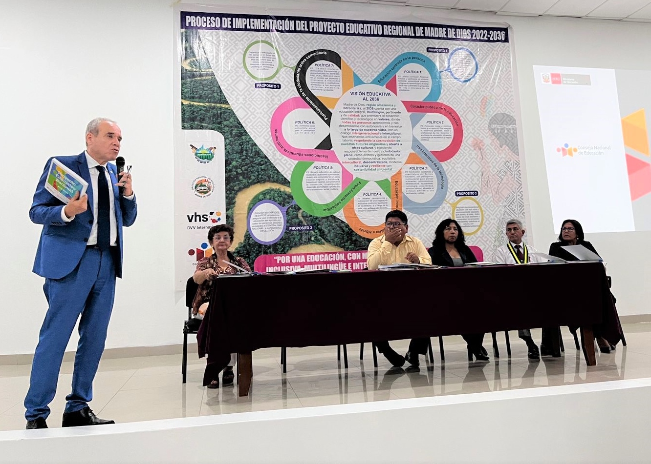 El presidente del Consejo Nacional de Educación (CNE), Luis Lescano Saenz, participó en el Lanzamiento del Proceso de Implementación del Proyecto Educativo Regional de Madre de Dios (2022-2036), instrumento de gestión que fue aprobado en el 2021 y permitirá guiar esfuerzos multisectoriales concertados a través de un conjunto de lineamientos que abordan tanto lo pedagógico como lo institucional. En la mesa de honor estuvieron Luis Alberto Rodríguez Mamani, gerente de Desarrollo Social del Gobierno Regional y Ruth Zavaleta Mercado, directora de Gestión Pedagógica de la DRE, en representación de la directora regional de Educación.