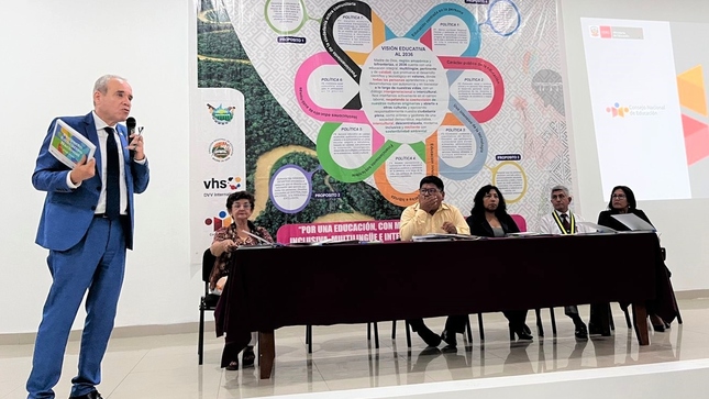 El presidente del Consejo Nacional de Educación (CNE), Luis Lescano Saenz, participó en el Lanzamiento del Proceso de Implementación del Proyecto Educativo Regional de Madre de Dios (2022-2036), instrumento de gestión que fue aprobado en el 2021 y permitirá guiar esfuerzos multisectoriales concertados a través de un conjunto de lineamientos que abordan tanto lo pedagógico como lo institucional. En la mesa de honor estuvieron Luis Alberto Rodríguez Mamani, gerente de Desarrollo Social del Gobierno Regional y Ruth Zavaleta Mercado, directora de Gestión Pedagógica de la DRE, en representación de la directora regional de Educación.