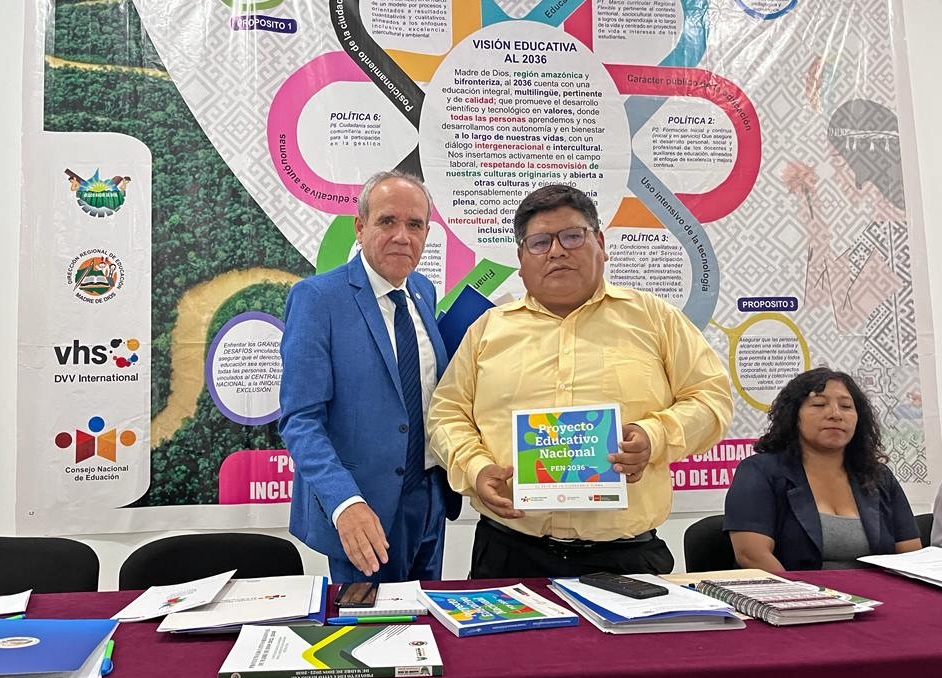 El presidente del Consejo Nacional de Educación (CNE), Luis Lescano Saenz, participó en el Lanzamiento del Proceso de Implementación del Proyecto Educativo Regional de Madre de Dios (2022-2036), instrumento de gestión que fue aprobado en el 2021 y permitirá guiar esfuerzos multisectoriales concertados a través de un conjunto de lineamientos que abordan tanto lo pedagógico como lo institucional. En la mesa de honor estuvieron Luis Alberto Rodríguez Mamani, gerente de Desarrollo Social del Gobierno Regional y Ruth Zavaleta Mercado, directora de Gestión Pedagógica de la DRE, en representación de la directora regional de Educación.