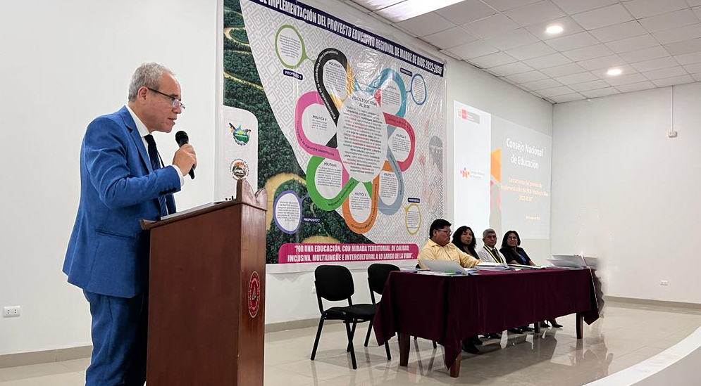 El presidente del Consejo Nacional de Educación (CNE), Luis Lescano Saenz, participó en el Lanzamiento del Proceso de Implementación del Proyecto Educativo Regional de Madre de Dios (2022-2036), instrumento de gestión que fue aprobado en el 2021 y permitirá guiar esfuerzos multisectoriales concertados a través de un conjunto de lineamientos que abordan tanto lo pedagógico como lo institucional. En la mesa de honor estuvieron Luis Alberto Rodríguez Mamani, gerente de Desarrollo Social del Gobierno Regional y Ruth Zavaleta Mercado, directora de Gestión Pedagógica de la DRE, en representación de la directora regional de Educación.