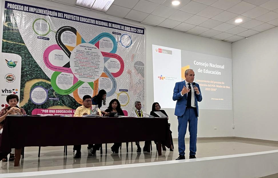 El presidente del Consejo Nacional de Educación (CNE), Luis Lescano Saenz, participó en el Lanzamiento del Proceso de Implementación del Proyecto Educativo Regional de Madre de Dios (2022-2036), instrumento de gestión que fue aprobado en el 2021 y permitirá guiar esfuerzos multisectoriales concertados a través de un conjunto de lineamientos que abordan tanto lo pedagógico como lo institucional. En la mesa de honor estuvieron Luis Alberto Rodríguez Mamani, gerente de Desarrollo Social del Gobierno Regional y Ruth Zavaleta Mercado, directora de Gestión Pedagógica de la DRE, en representación de la directora regional de Educación.