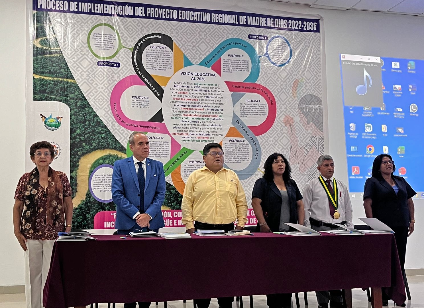 El presidente del Consejo Nacional de Educación (CNE), Luis Lescano Saenz, participó en el Lanzamiento del Proceso de Implementación del Proyecto Educativo Regional de Madre de Dios (2022-2036), instrumento de gestión que fue aprobado en el 2021 y permitirá guiar esfuerzos multisectoriales concertados a través de un conjunto de lineamientos que abordan tanto lo pedagógico como lo institucional. En la mesa de honor estuvieron Luis Alberto Rodríguez Mamani, gerente de Desarrollo Social del Gobierno Regional y Ruth Zavaleta Mercado, directora de Gestión Pedagógica de la DRE, en representación de la directora regional de Educación.