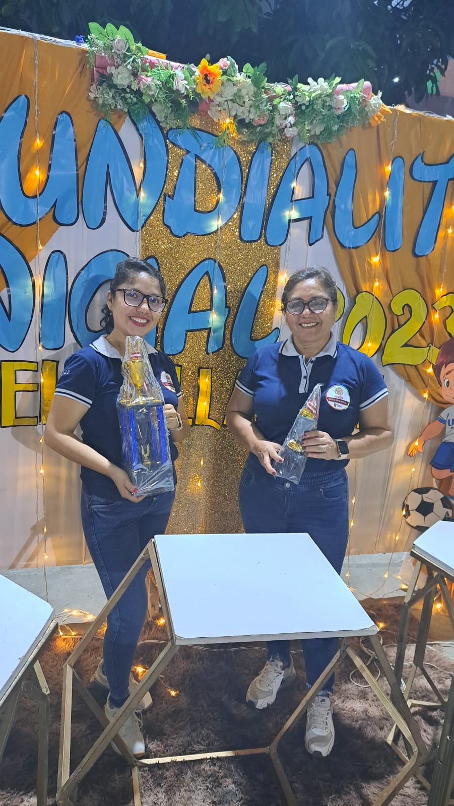 Especialistas de educación inicial, mostrando los trofeos para los ganadores.
