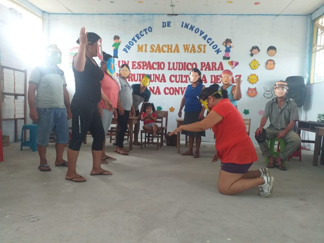 Padres de familia también participan de este espacio.