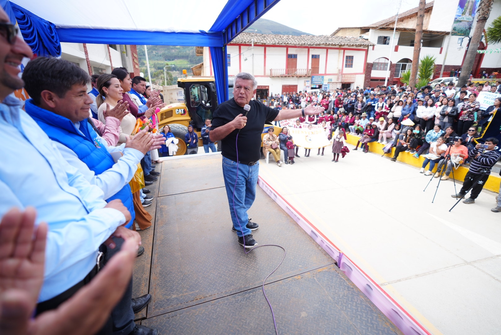 César Acuña entregó primer pool de maquinaria a Pataz para mejorar todas sus carreteras