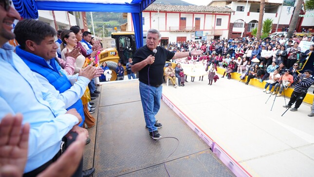 César Acuña entregó primer pool de maquinaria a Pataz para mejorar todas sus carreteras