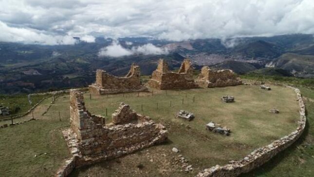 Fotografía panorámica de las Torres Rectangulares de Marcahuamachuco