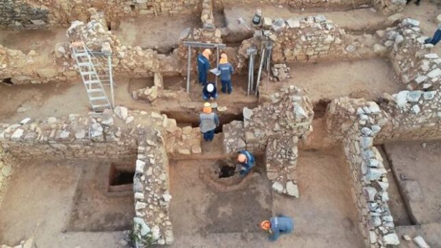 Servidores de la unidad ejecutora realizando actividades de investigación arqueológica en Wiraqochapampa