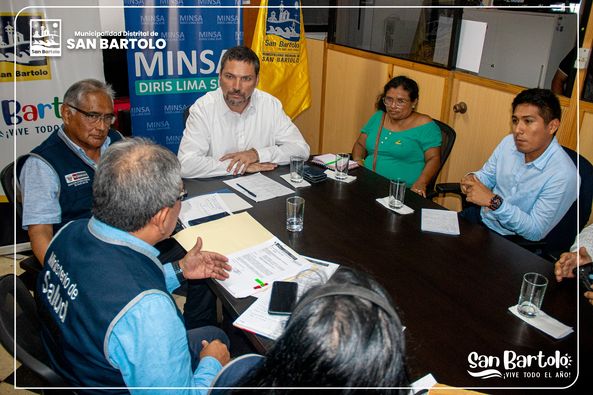 El alcalde de San Bartolo, August Carbajal Schumacher, y el director general de la Diris Lima Sur, dr. Mario M谩rquez Zorrilla, se reunieron con el objetivo de mejorar la salud de la poblaci贸n, trabajando juntos en diversas acciones.