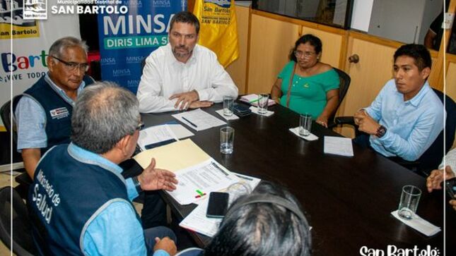 El alcalde de San Bartolo, August Carbajal Schumacher, y el director general de la Diris Lima Sur, dr. Mario Márquez Zorrilla, se reunieron con el objetivo de mejorar la salud de la población, trabajando juntos en diversas acciones. 