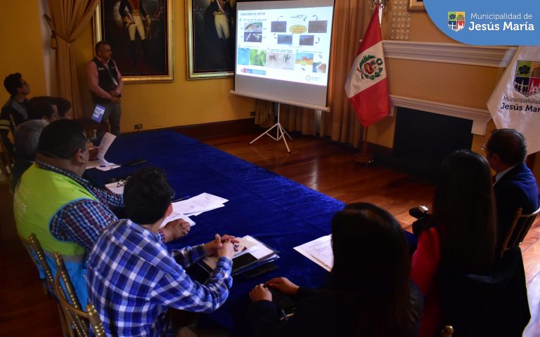 ✅ Con el objetivo de trabajar articuladamente para 🛑 frenar la propagación del #Dengue en nuestro distrito, el equipo de la Subgerencia de Sanidad y Sostenibilidad sostuvieron una importante reunión con la Dirección de Redes Integradas de Salud Lima Centro 👨🏻‍⚕️👩🏽‍💼.