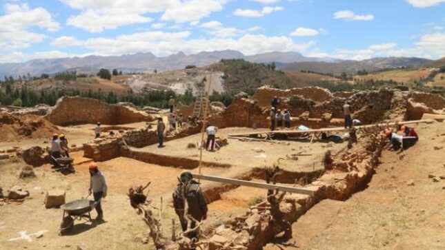 Servidores de la unidad ejecutora realizando trabajos arqueológicos en Wiraqochapampa.